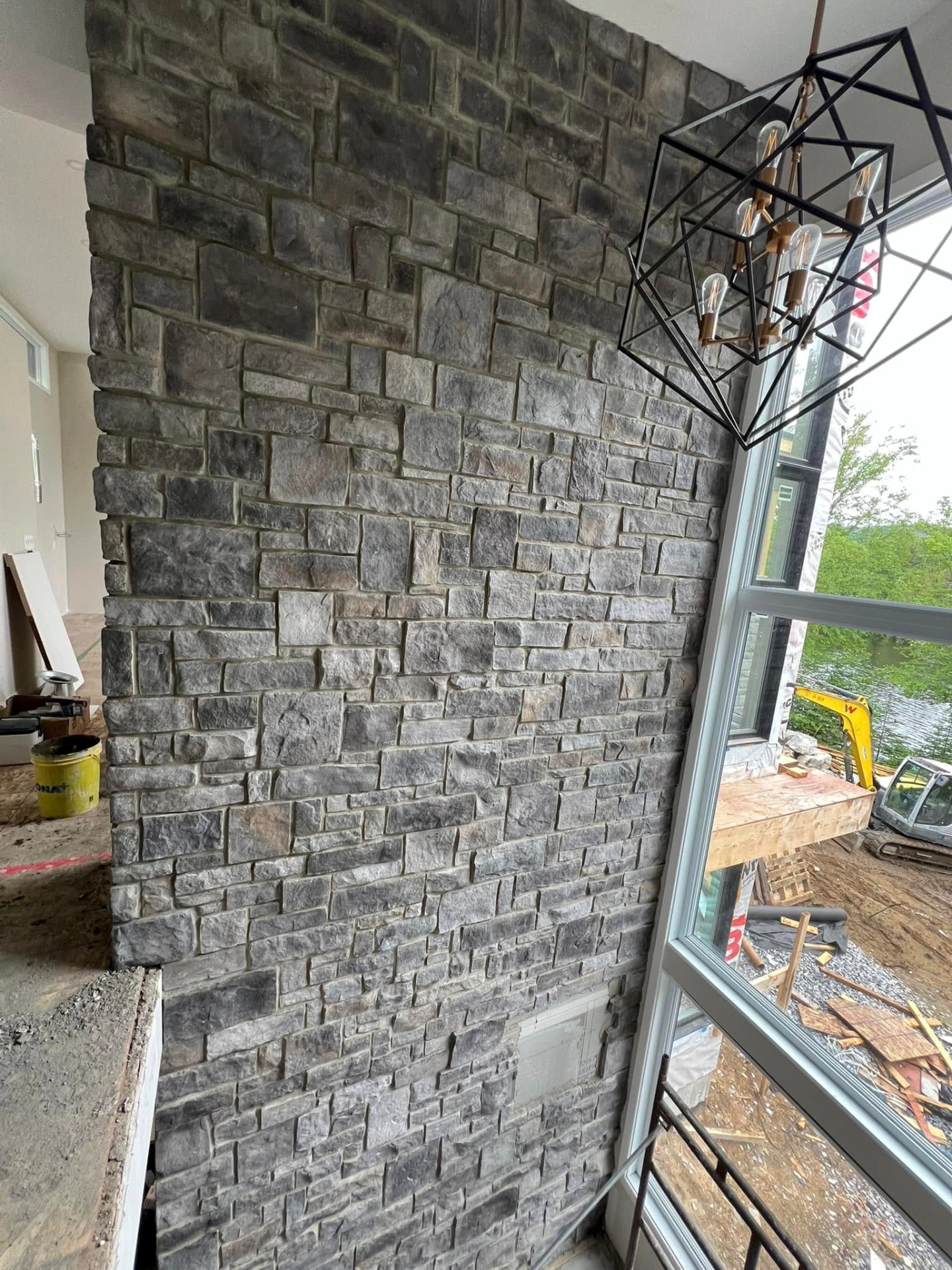 Mur intérieur décoratif en pierre grise