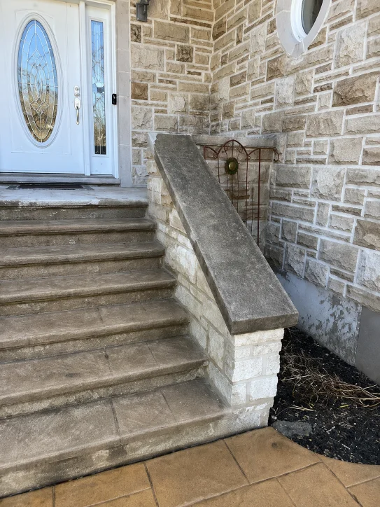 Escalier en pierre restauré après les travaux