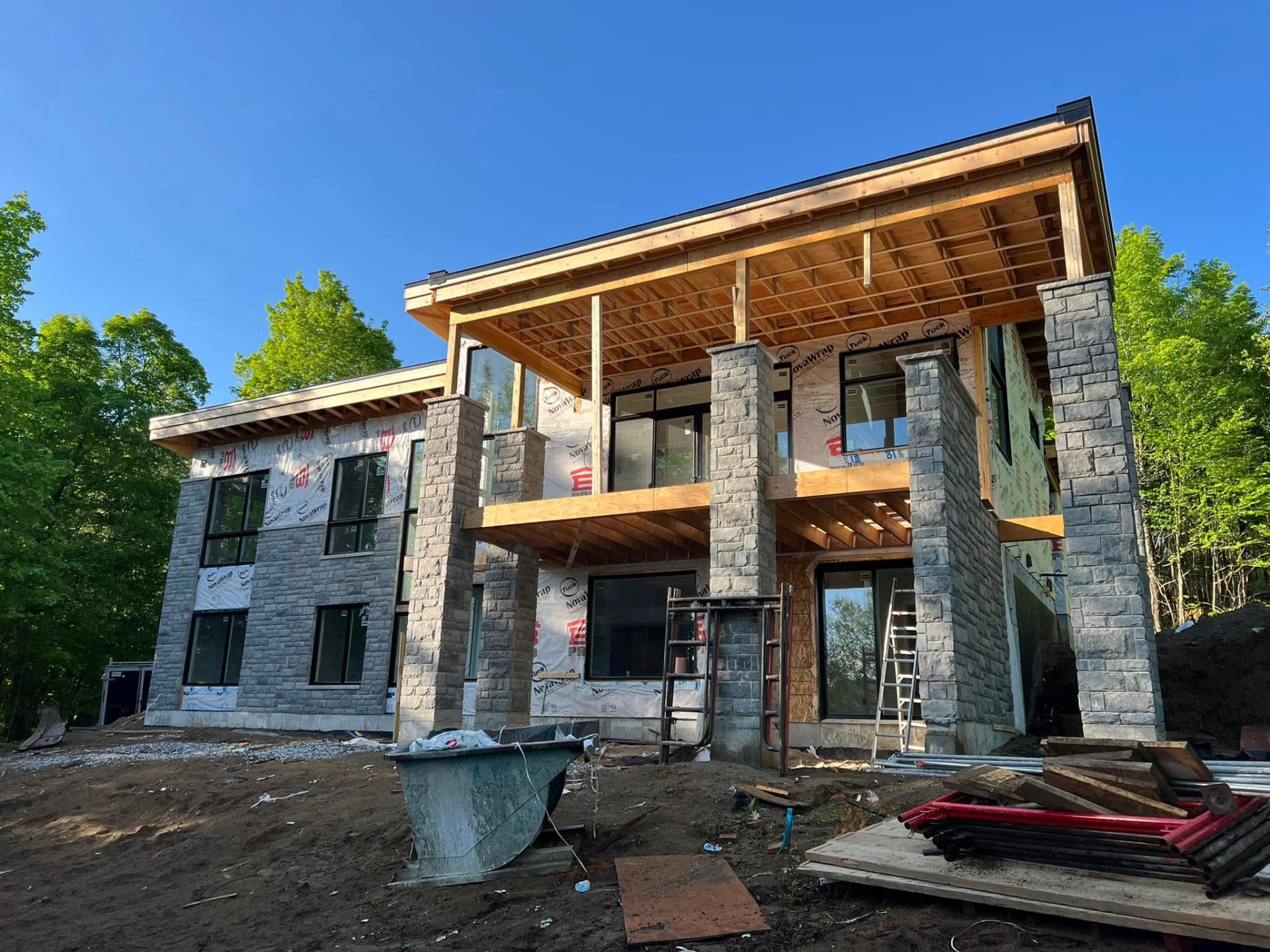 Façade et colonnes en pierre sur une résidence