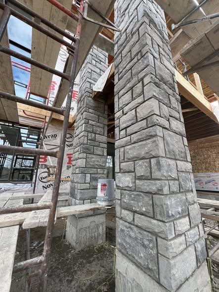 Colonne massive en pierre grise