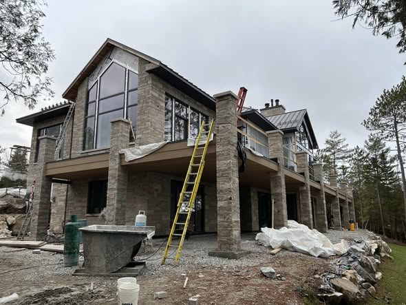 Chantier de maçonnerie résidentielle avec échafaudages