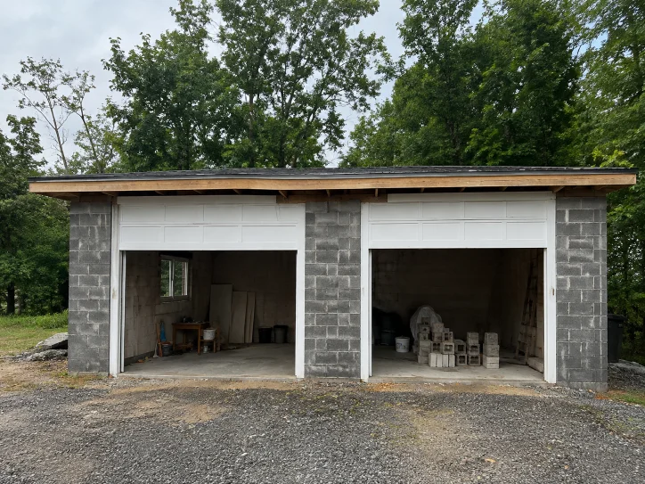 Structure de garage en blocs de béton